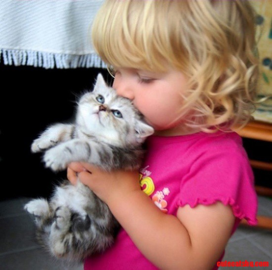Mmmmmmmmmmm. This Kitten Smells Great.